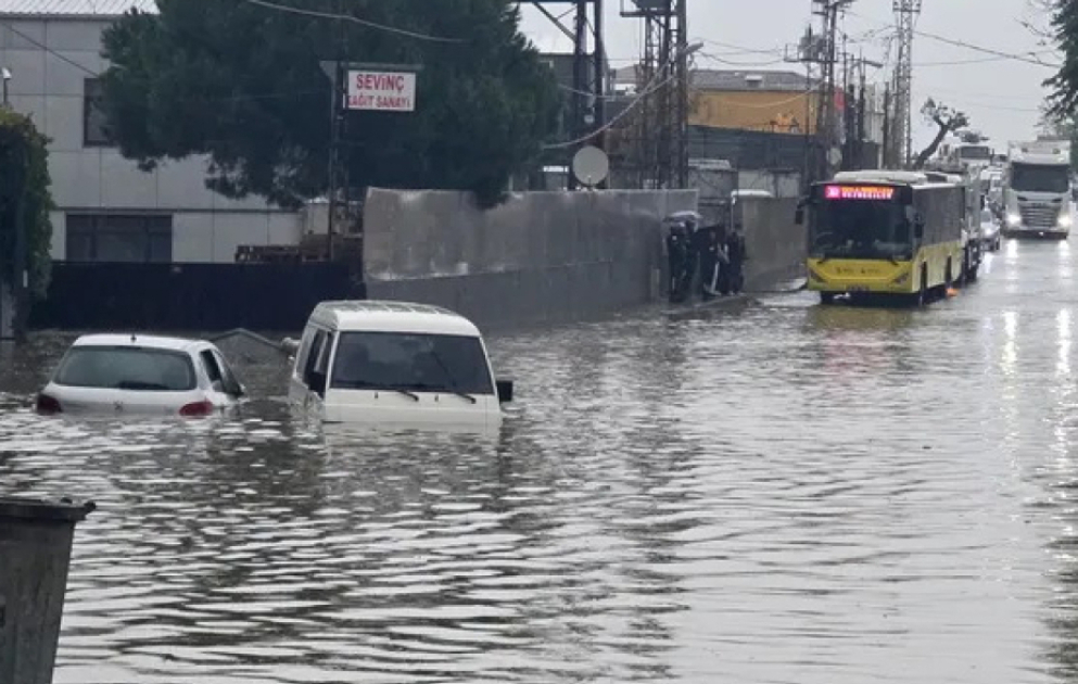 İstanbulda güclü leysan: yolları su basdı, dərslər təxirə salındı, matç yarımçıq qaldı