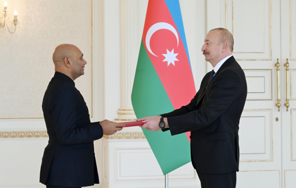 Präsident Ilham Aliyev empfängt neu ernannten indischen Botschafter