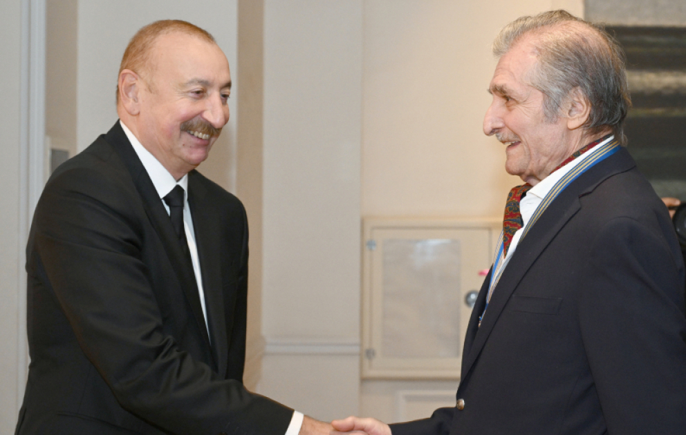Le président Ilham Aliyev, la première dame Mehriban Aliyeva et les membres de leur famille visitent l’exposition rétrospective « Mon Abcheron : et plus encore »