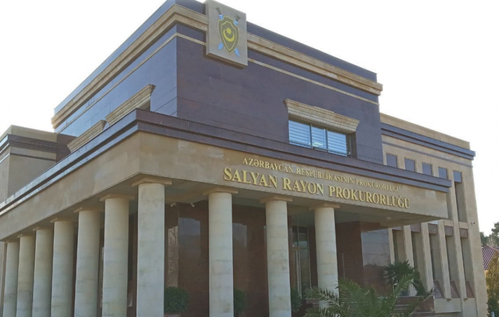 Salyanda ailə üzvlərinə bıçaqla xəsarətlər yetirməkdə və onlardan birini öldürməkdə şübhəli bilinən şəxs tutulub